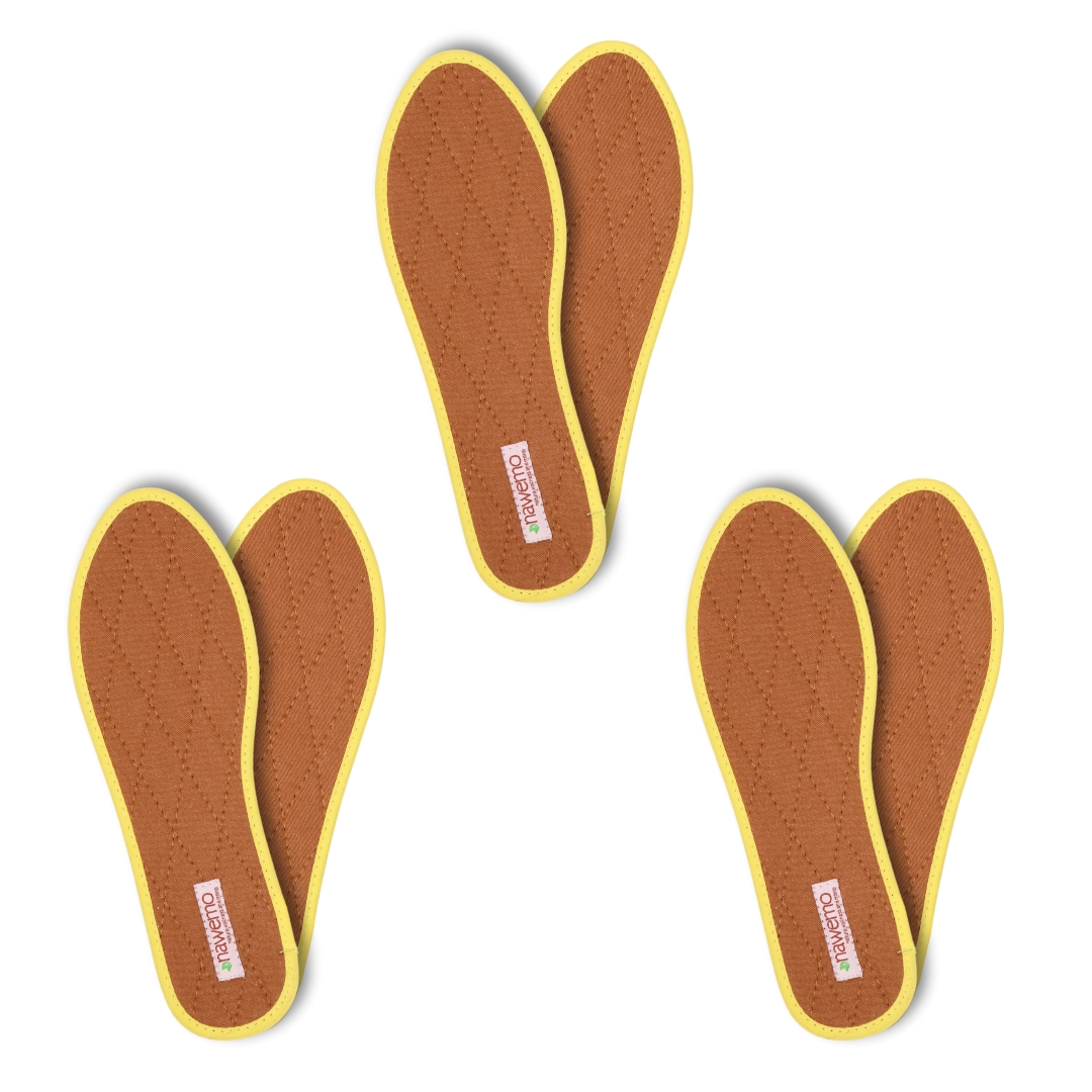 Pack de 3 plantillas de posos de café Nawemo® | Transpirables contra el sudor de los pies Tres plantillas de posos de café marrones con bordes amarillos, transpirables contra el sudor de los pies.