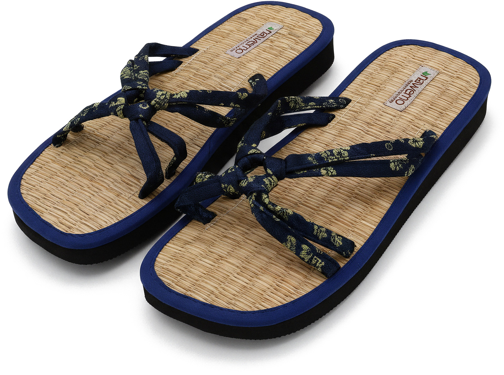 Zimtlatschen Nawemo "Checked Blue" Zimtlatschen Nawemo 'Checked Blue' mit blauem Karomuster und geflochtenen Riemen.