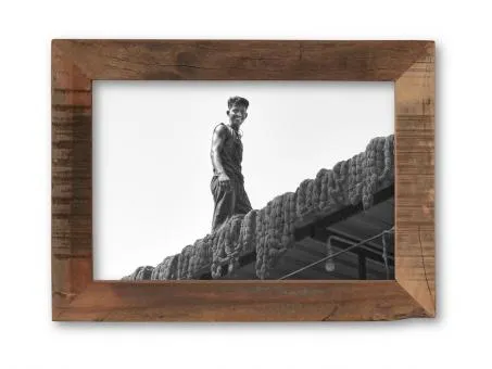 Houten lijst Woodline Rava 20×30 cm met opvallende textuur, toont een man op een dak.