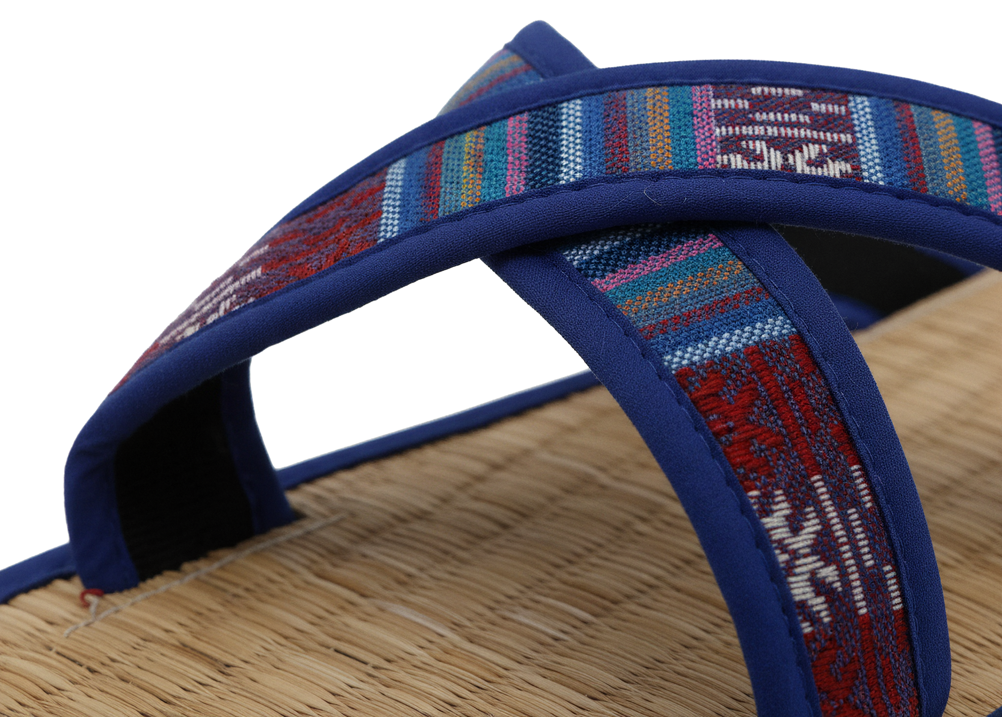 Pantuflas de canela Nawemo "Indian-Style" (estilo indio) Pantuflas de canela Nawemo 'Indian-Style' con tiras azules y suela trenzada.