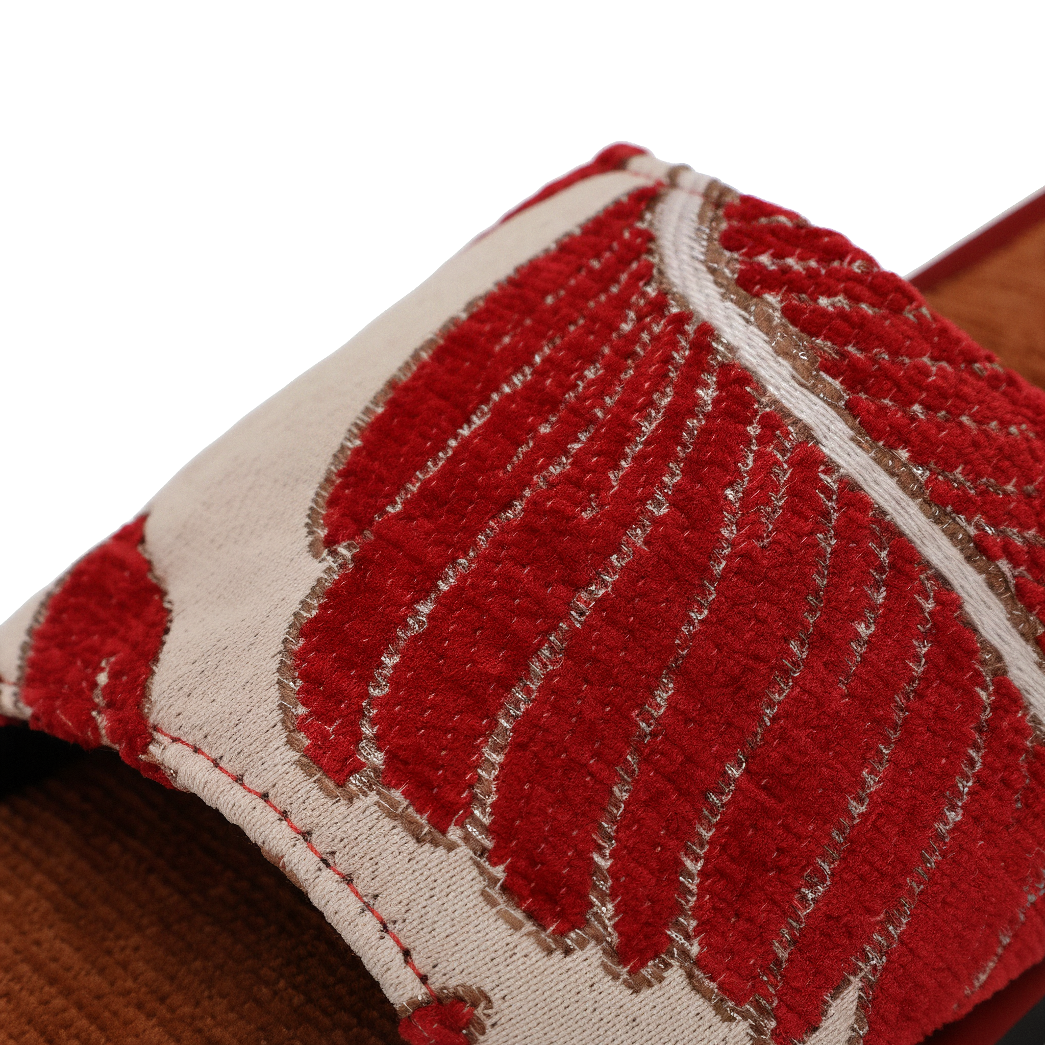 Kaneel pantoffels Nawemo "Handig" Kaneel pantoffels Nawemo "Handig" met een rood-beige ontwerp en geborduurd patroon.