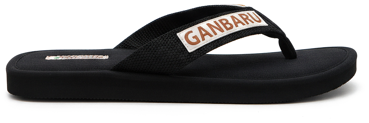 Nawemo Ganbaru Zimtlatschen – Schwarz Pantuflas de canela Nawemo 'Ganbaru' con diseño moderno y bordado Tho Cam.