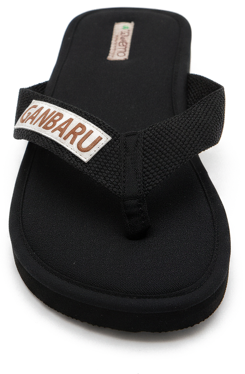 Nawemo Ganbaru Zimtlatschen – Schwarz Pantuflas de canela negras Nawemo 'Ganbaru' con tira bordada de Tho Cam.