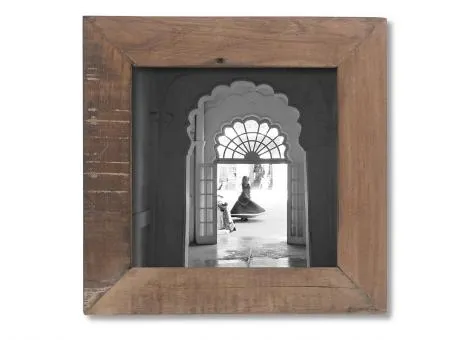 Rustiek Naturel 20x20 cm Vierkant houten frame Woodline Rava 20×20 cm met een duidelijke vorm, met een zwart-witfoto.