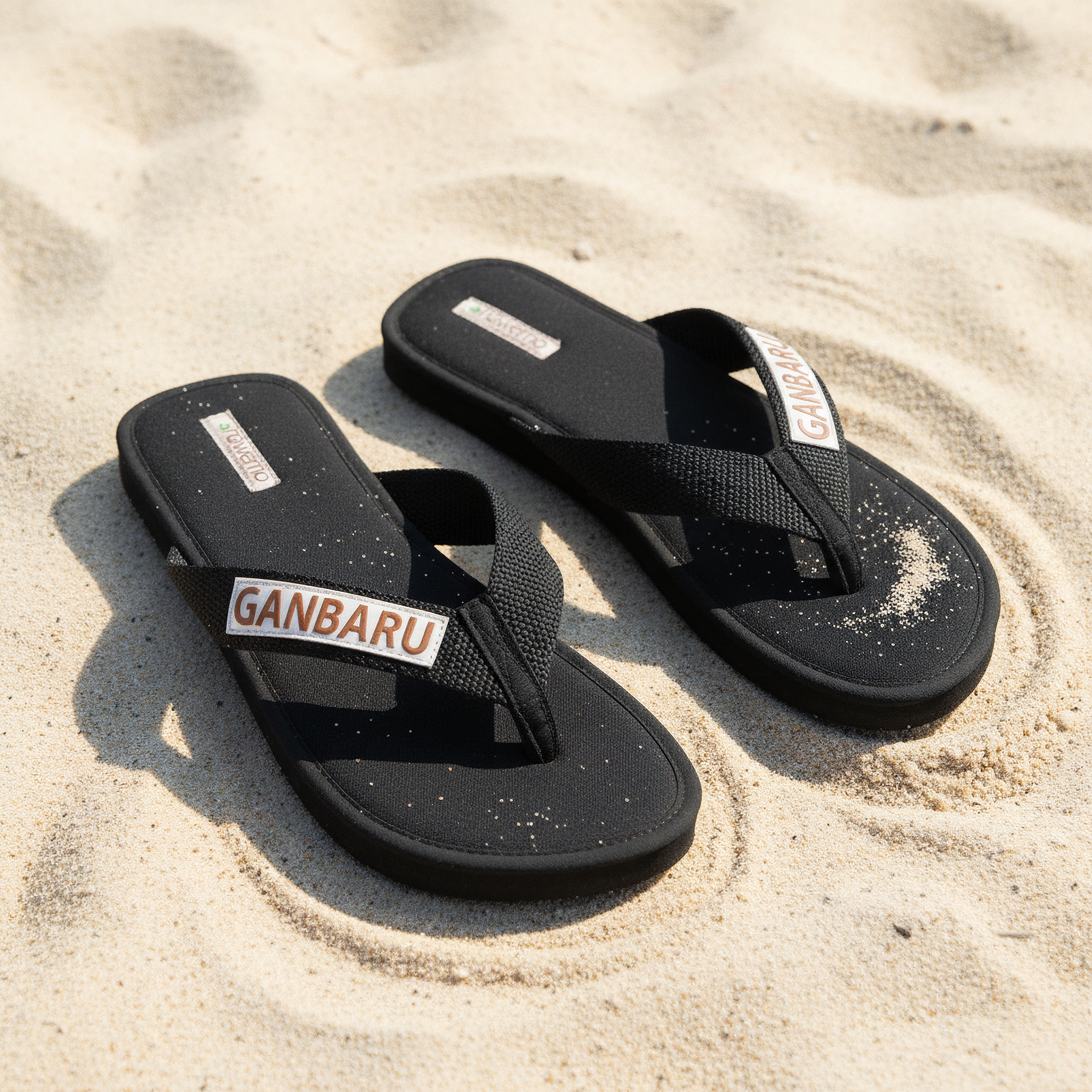 Nawemo Ganbaru Zimtlatschen – Schwarz Pantuflas de canela Nawemo 'Ganbaru' con diseño moderno y tiras bordadas vietnamitas.