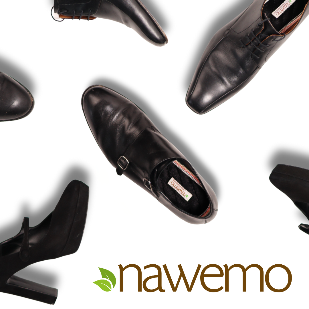 Suelas de canela Nawemo "terciopelo" Suelas de canela Nawemo 'terciopelo' entre varios zapatos negros sobre fondo blanco.