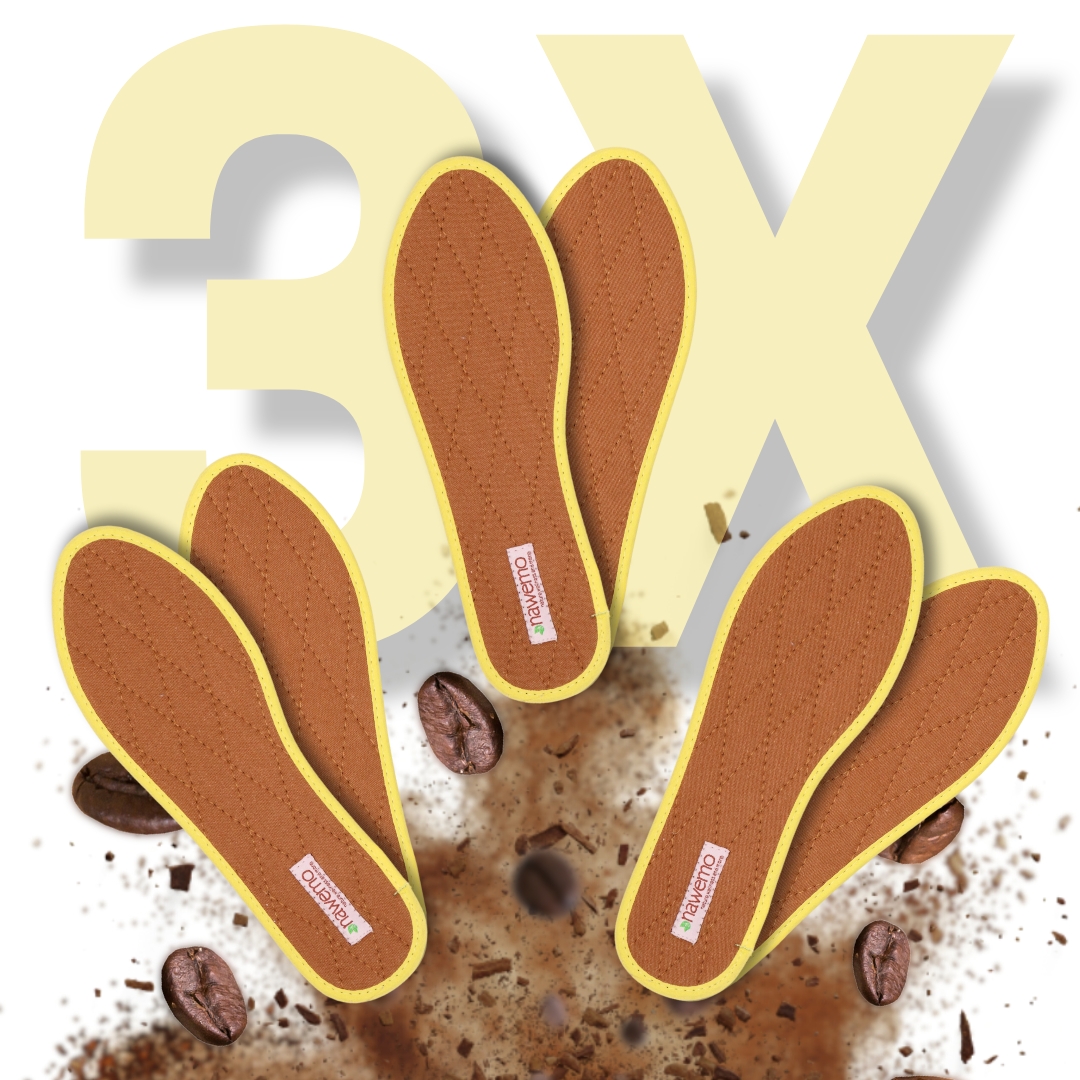Pack de 3 plantillas de posos de café Nawemo® | Transpirables contra el sudor de los pies Tres plantillas de posos de café marrones con bordes amarillos sobre un fondo de posos de café.