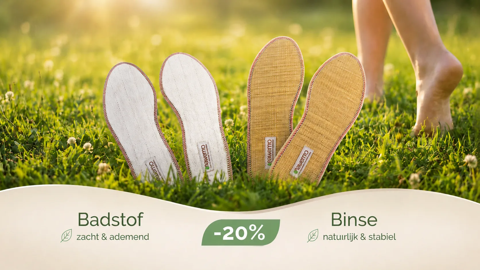 Twee paar inlegzolen van zacht materiaal en natuurlijke vezels op groen gras.