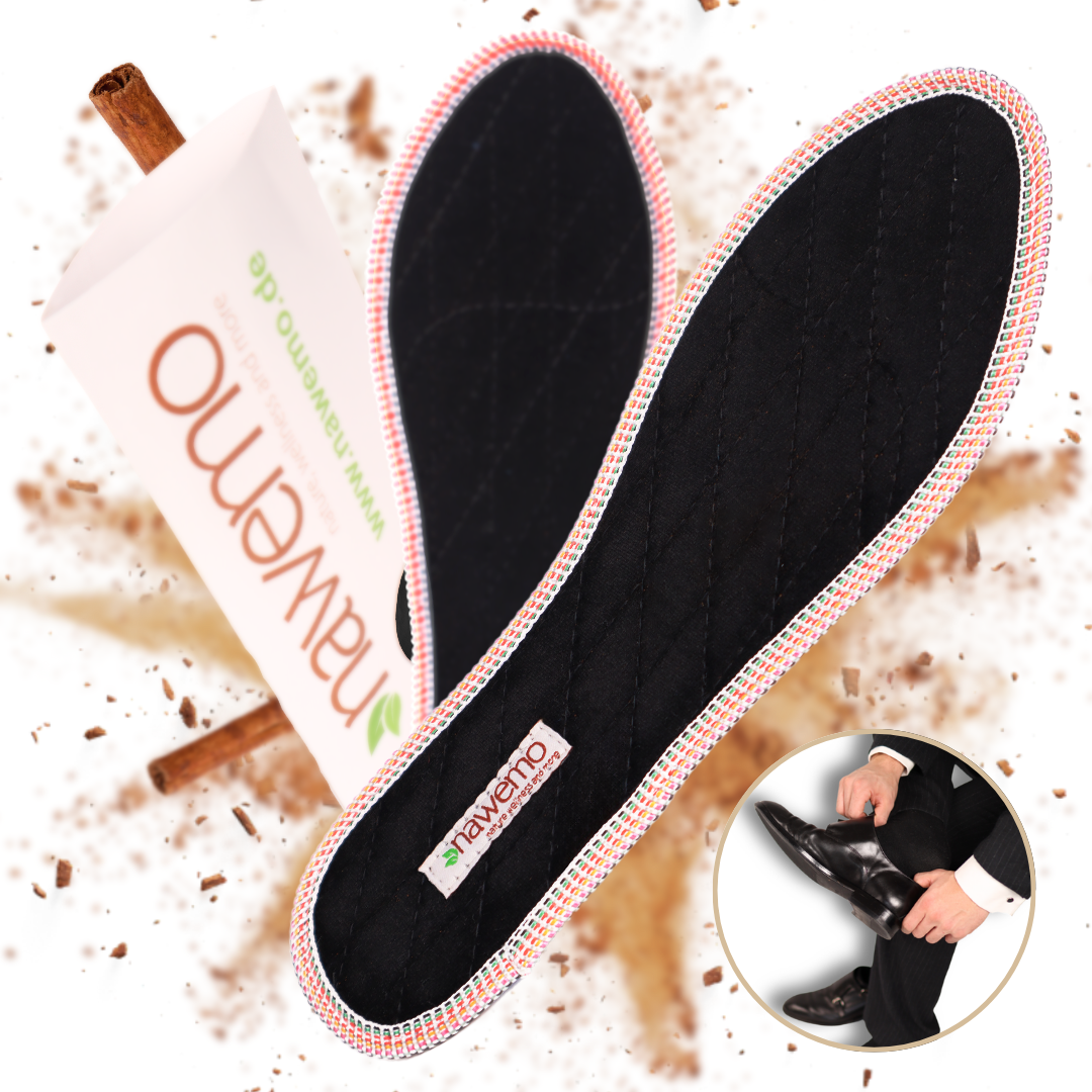 Suelas de canela Nawemo "terciopelo" Suelas de canela Nawemo 'terciopelo' en negro con diseño acolchado, rodeadas de trozos de canela.